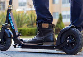 Елімізде электросамокаттардың тротуармен жүруіне тыйым салу ұсынылды