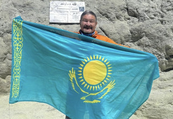 Казахстанский альпинист поднял флаг на священной горе Ирана
