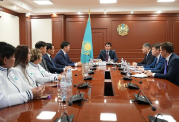 Садақ атудан ұлттық құрама спортшылары министрмен кездесті