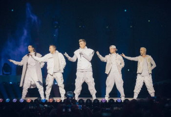 Фанаты в Алматы подарили Backstreet Boys тюбетейки и розы