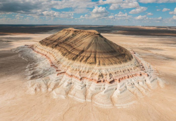 Каспий и Бозжыра: Димаш Кудайберген снимает шоу в самых впечатляющих локациях Казахстана