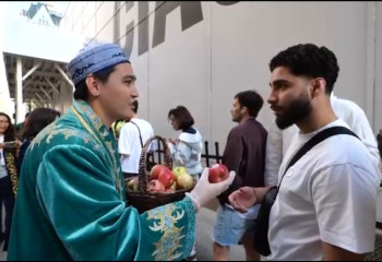 Вкусная дипломатия: Казахстан угостил жителей Нью-Йорка яблоками в день выхода нового iPhone