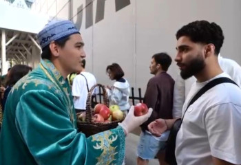 Қазақстандықтар iPhone сатып алуға келген америкалықтарға алма таратты