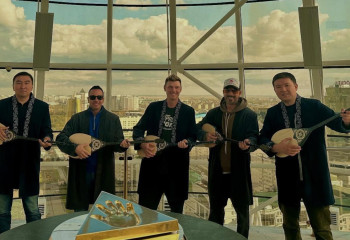 Backstreet Boys попробовали себя в роли домбристов в Астане