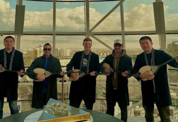 Backstreet Boys домбыра тартуды үйренді