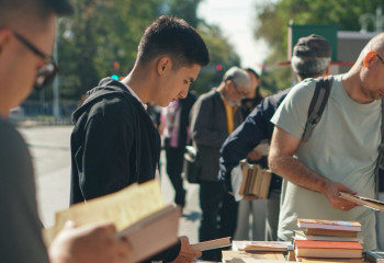 Сюрпризы, скидки и живые истории: чем удивляет KitapFest 2025 на Арбате