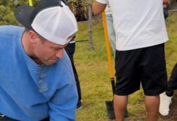 Backstreet Boys тобы Бейбітшілік пен келісім саябағында ағаш отырғызды