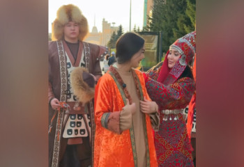 Девушку из Астаны переодели в национальную одежду и вызвали вау-эффект