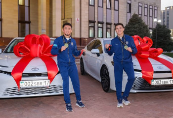 Шымкент әкімі әлем чемпиондары Махмұд пен Төреханға пәтер мен көлік сыйлады
