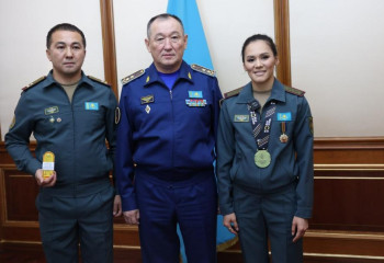 Қорғаныс министрі екі дүркін әлем чемпионын медальмен марапаттады