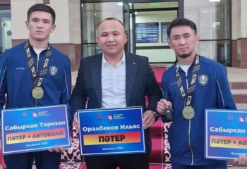 Чемпионам мира по боксу братьям Сабырхан вручили квартиры и машины в Шымкенте