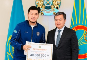 Әлем чемпионы атанған астаналық боксшыларға 30 млн теңге берілді