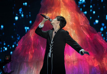 Латынамерикалық жанкүйерлер Димаштың әнін қазақ тілінде орындады