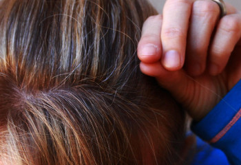 «Ақ шашты жұлуға болмайды». Мамандар халық арасында кең тараған пікірге жауап берді