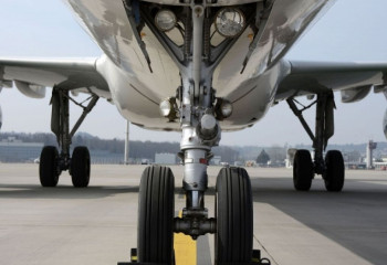 Бортта жүздеген жолаушы болған: Мәскеуде екі ұшақ соқтығысып қалды