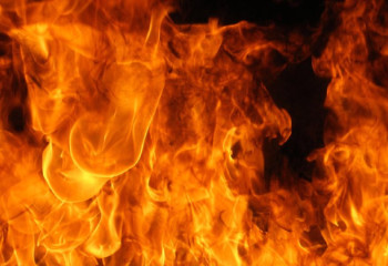 ТЖМ өрт сөндірушілері қоймадан шыққан жалынға тосқауыл қойды