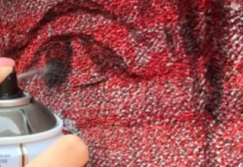 Джеки Чану подарили ковер с его портретом в Алматы - художница ранее вручила презент Джей Ло