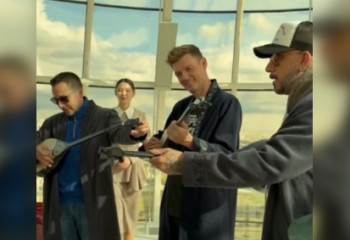 Backstreet Boys сыграли на домбре на вершине Байтерека