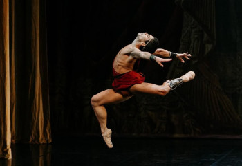 Әлемді бағындырған қазақ балетшісі: Бахтияр Адамжанның өмірі мен өнері