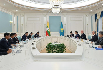 Глава государства провел переговоры с исполняющим обязанности Президента Мьянмы Мин Аун Хлайном