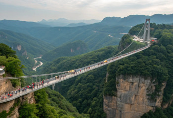 Подвесной мост высотой в 625 метров возвели в Китае