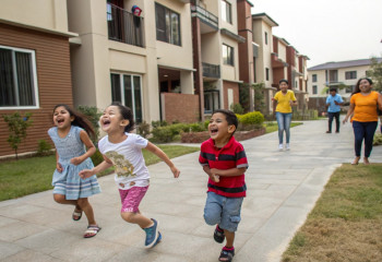 Громкие детские крики на улицах вызывают споры в соцсетях