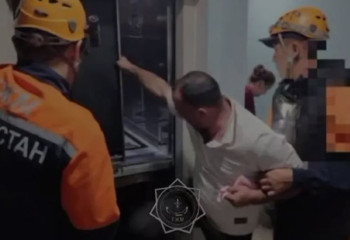 Оралда 5 адам мен кішкентай бала лифтте қамалып қалды