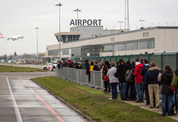 В Алматы у аэропорта собрались фанаты в ожидании «Реала»