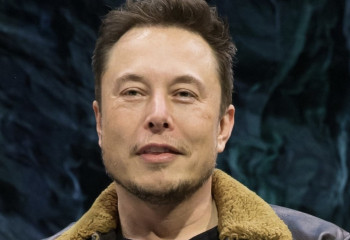 Musk becomes world's first half-trillionaire