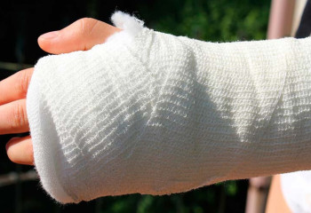 Ғалымдар сынған сүйекті бірнеше минутта біріктіретін желім ойлап тапты