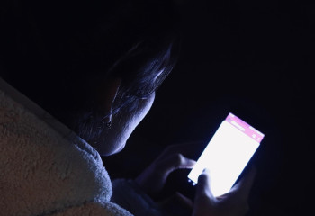 Түнде телефон қараудан соқыр болып қалу мүмкін бе? Маман жауап берді