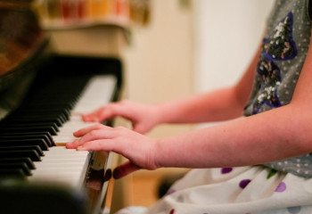 Музыкамен шұғылдану балалардың оқу дағдыларын жақсартады