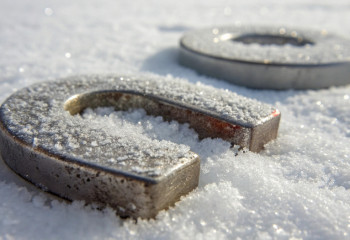 Японские учёные нашли способ управлять электричеством с помощью слабых магнитов