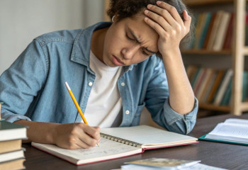 «Верят во всё подряд»: пользователи обсуждают исчезновение критического мышления в эпоху ИИ