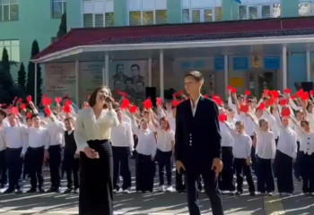 Екі мыңнан астам оқушы Қазақстан ұстаздарына арнап ән шырқады