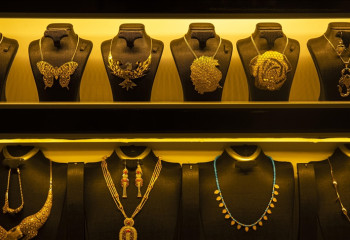 Gold prices hit new record high amid US government shutdown