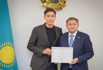 Молодому вратарю Шерхану Калмурзе вручили еще один ценный подарок