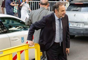 Испанияда экс-министр заңсыз табысқа байланысты тергеуге шақырылды