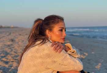 “Она была размером с вертолёт!” — Дженнифер Лопес вспомнила саранчу с концерта в Алматы на шоу Джимми Фэллона