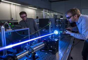 Учёные заставили свет «думать»: создано устройство, где лучи находят путь сами