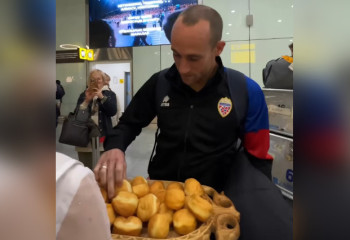 Сборную Лихтенштейна встретили в Казахстане с баурсаками и музыкой на домбре