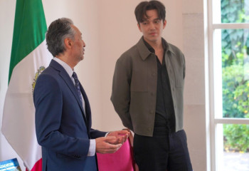 Dimash Qudaibergen meets with Embassy of Kazakhstan in Mexico