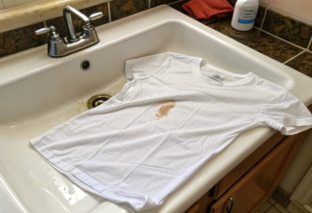 Как удалить жирные пятна за минуту: свой секрет рассказал работник химчистки