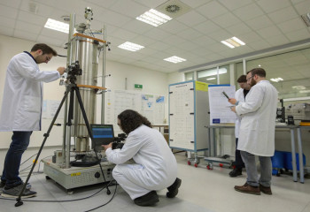 Гравитация как электромагнитное поле: новый взгляд на природу пространства-времени