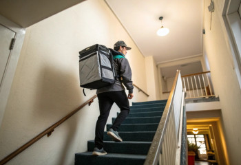 Курьер как член семьи: история растрогала соцсети