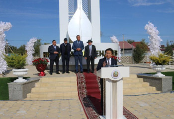 В родном селе Нургисы Тлендиева установили мемориальную стелу