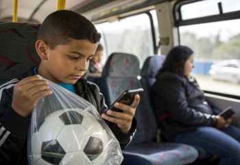Мальчик с мячом и TikTok тронул соцсети: пассажиры заметили тёплый момент в автобусе