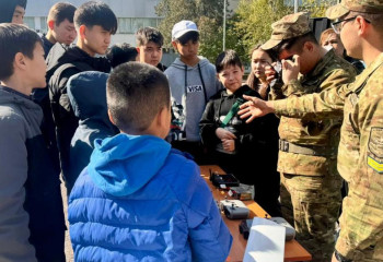 Жүзден аса алматылық оқушы болашақ офицерлерге қонаққа барды