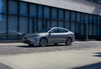 BYD выпустил доступный гибридный автомобиль с рекордным запасом хода