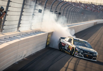 Гонщик NASCAR устроил зрелищный заезд по стене на скорости 320 км/ч